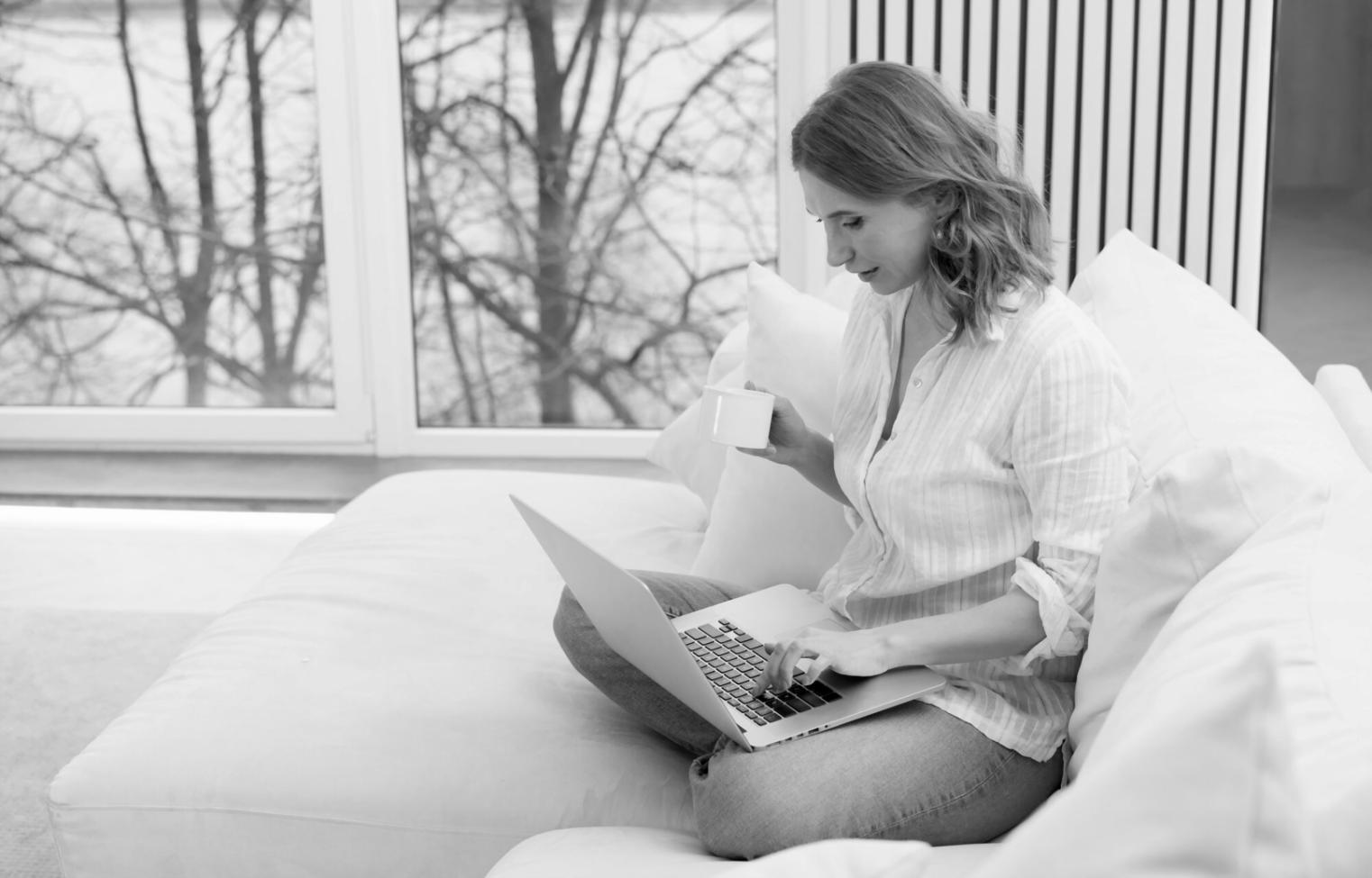 Équipe d'experts en analyse financière travaillant sur des données comportementales